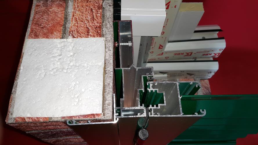 Surub de montaj prins in zidarie